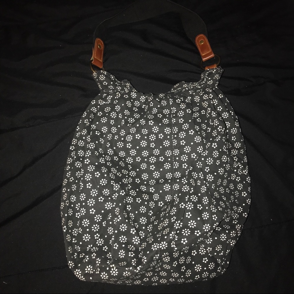 NWOT BLACK WITH WHITE FLOWERS SUMMER TOTE BAG